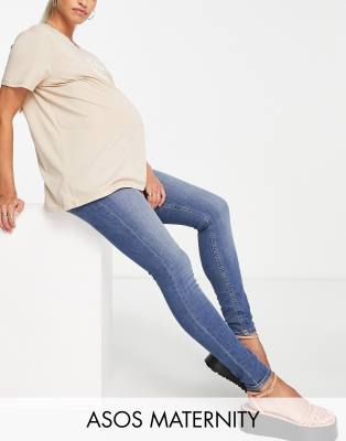 ASOS DESIGN Maternity - Sehr enge Röhrenjeans in authentischer, mittelblauer Waschung mit hoher Taille und Unterbauchbun...