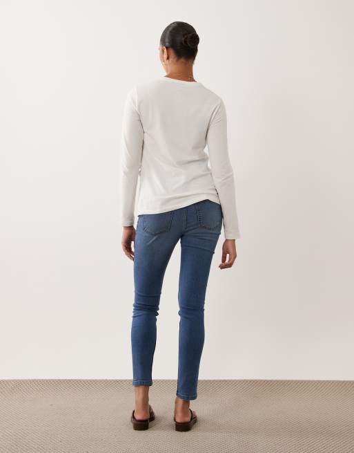 ASOS DESIGN Maternity skinny jeans in midwash blue, 2 of 5