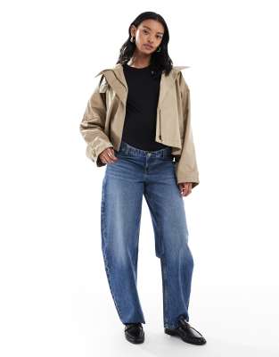 ASOS DESIGN Maternity - Slim-Fit-Barrel Leg Jeans in Mittelblau