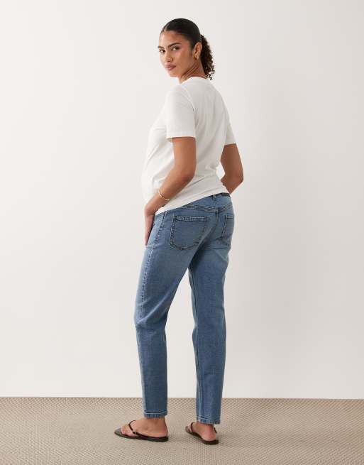 ASOS DESIGN Maternity slim fit mom jeans in lightwash blue, 3 of 5