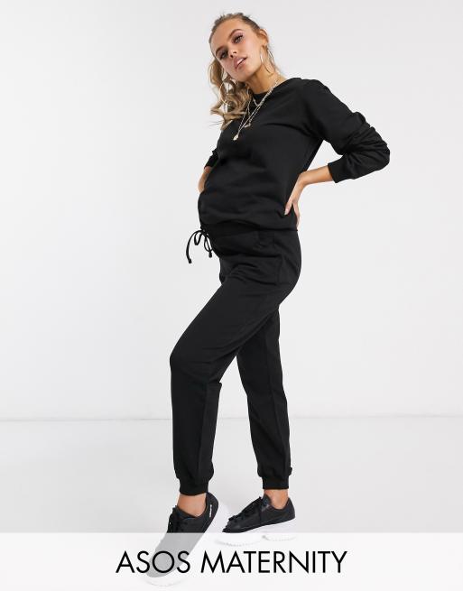 ASOS DESIGN Maternity - Smal trainingspak van sweater en joggingbroek in zwart