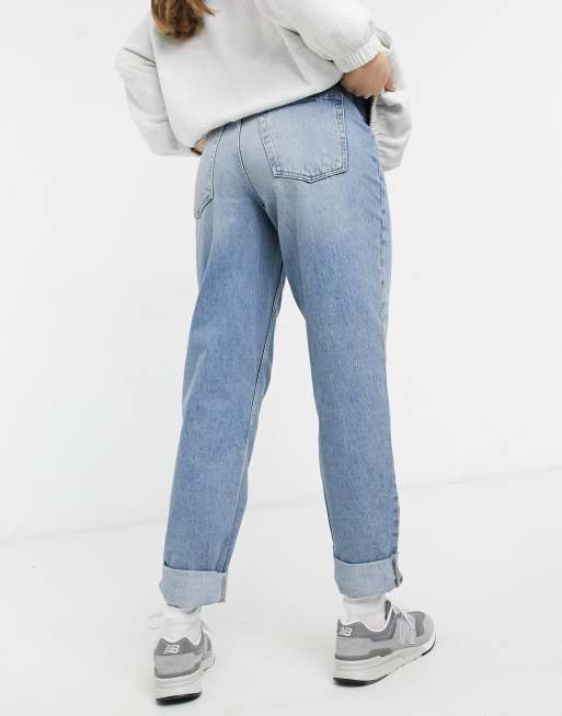 ASOS DESIGN Maternity - Soepele mom jeans met hoge taille in authentieke medium wassing met elastische tailleband aan de zijkant, 2 van 4