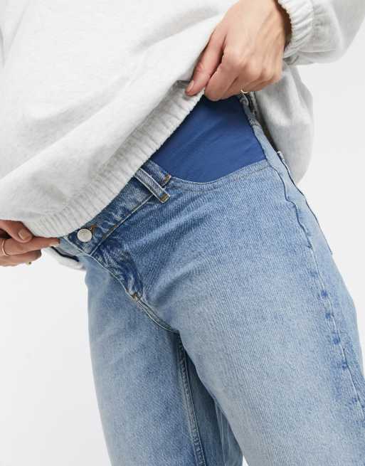ASOS DESIGN Maternity - Soepele mom jeans met hoge taille in authentieke medium wassing met elastische tailleband aan de zijkant, 3 van 4