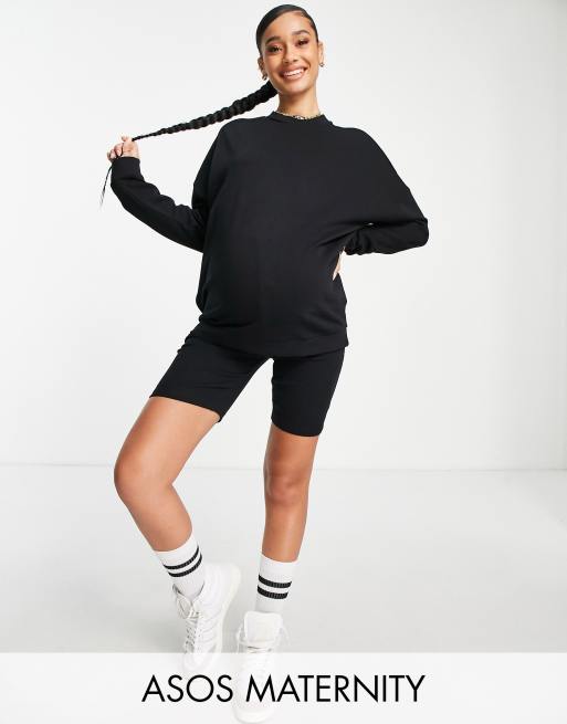 ASOS DESIGN Maternity - Sort træningssæt med oversized sweatshirt og ribstrikkede leggingsshorts med taljekant under maven