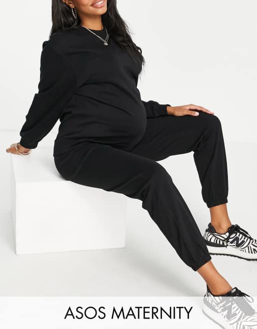 ASOS DESIGN Maternity - Sort træningssæt med sweatshirt/joggingbukser med taljekant under maven i Slim Fit