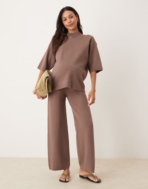 ASOS DESIGN Maternity - Strikket og mokkafarvet sæt med oversized T-shirt med struktur og bukser - view 1
