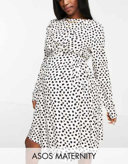 ASOS DESIGN Maternity – Sukienka kopertowa mini do karmienia z długim  rękawem i monochromatycznym zwierzęcym wzorem | ASOS