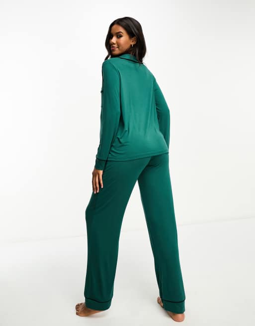 ASOS DESIGN Maternity super soft long sleeve shirt & pants pyjama set with contrast piping in green, 2 of 4