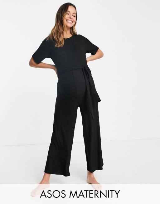 ASOS DESIGN Maternity - Superblødt lounge-jumpsuit i sort ribstrik