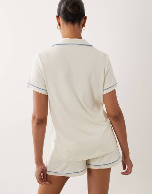 ASOS DESIGN Maternity superblødt pyjamasæt i viskose med kortærmet skjorte og shorts i blå, 2 af 4
