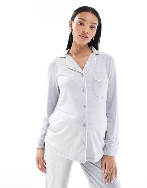ASOS DESIGN Maternity – Superweicher Pyjama aus langärmligem Hemd und Hose in Grau meliert mit farblich abgesetzter Paspelierung