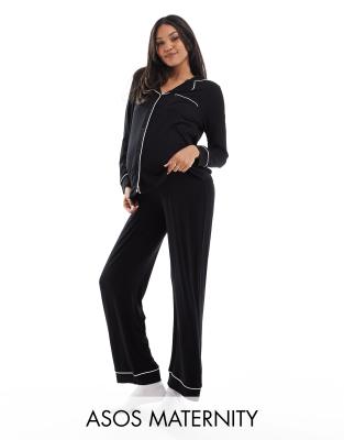 ASOS DESIGN Maternity - Superweicher Pyjama aus langärmligem Hemd und Hose in Schwarz mit farblich abgesetzter Paspelier...