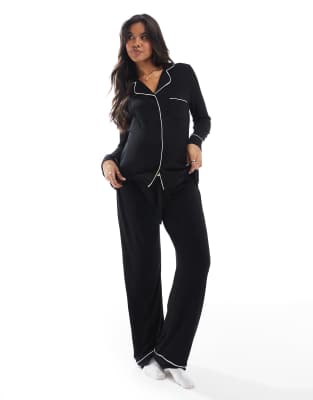 ASOS DESIGN Maternity - Superweicher Pyjama aus langärmligem Hemd und Hose in Schwarz mit farblich abgesetzter Paspelier...