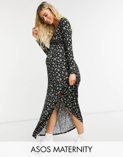 ASOS DESIGN Maternity – Svart blommig maxiklänning med lång ärm, omlottdesign och slits framtill