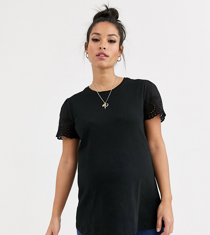ASOS DESIGN Maternity – Svart t-shirt med hålbroderad ärm