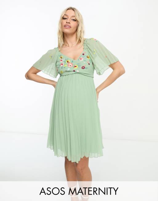 ASOS DESIGN Maternity – Szałwiowozielona plisowana sukienka mini ze zwiewnymi rękawami, wiązaniem na plecach i haftowanym wzorem na biuście