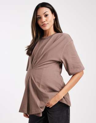 ASOS DESIGN Maternity - T-Shirt in Mokka mit gestecktem Falten-Design, Umstandsmode-Bunt