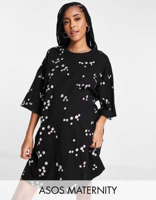 ASOS DESIGN Maternity - T-Shirt-Kleid in Schwarz mit Oversize-Schnitt und durchgehender Blümchenstickerei in Flieder