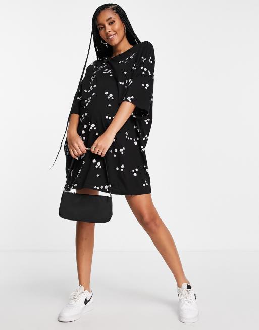 ASOS DESIGN Maternity T Shirt Kleid in Schwarz mit Oversize Schnitt und durchgehender Blumchenstickerei in Flieder