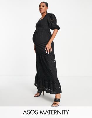 ASOS DESIGN Maternity - Tief ausgeschnittenes, gestuftes Midikleid in Schwarz mit Lochstickerei und Knöpfen am Ausschnit...