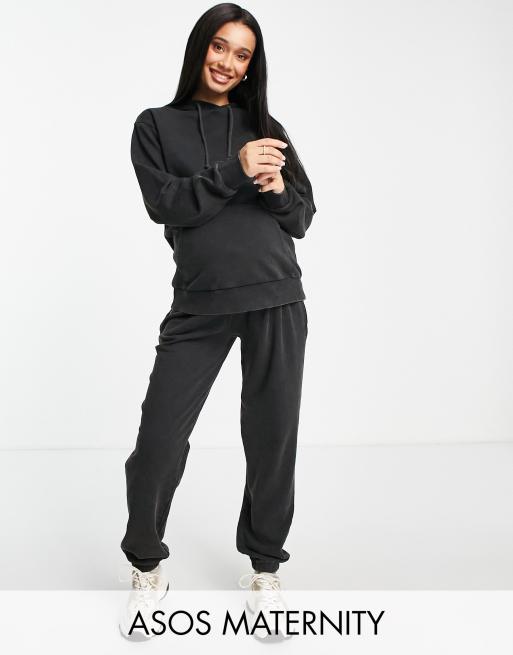 ASOS DESIGN Maternity - Træningssæt med hættetrøje og joggingbukser med taljekant under maven i vasket koksgrå