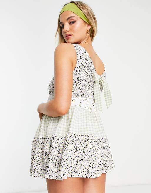 ASOS DESIGN Maternity - Tuta corta stile grembiule a balze con stampa mista e allacciata sul retro, 2 di 4