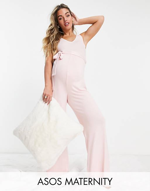 ASOS DESIGN Maternity - Tuta jumpsuit da casa super morbida con laccetti in vita e fondo smerlato rosa