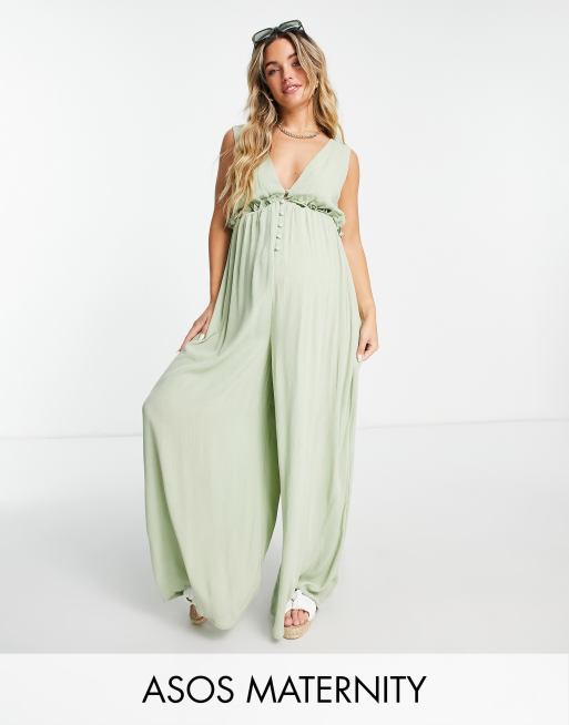 ASOS DESIGN Maternity - Tuta jumpsuit grembiule color salvia in rayon effetto stropicciato con spallina larga e scollo profondo