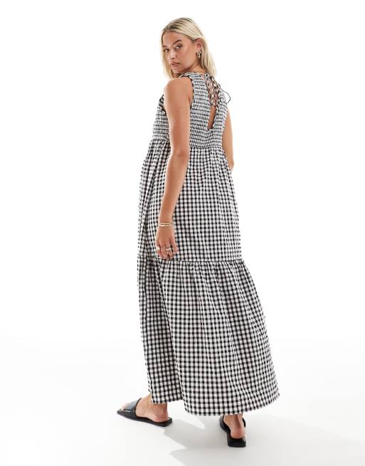 ASOS DESIGN Maternity v-neck crinkle midi sundress with tiered skirt in mono gingham, 3 of 4