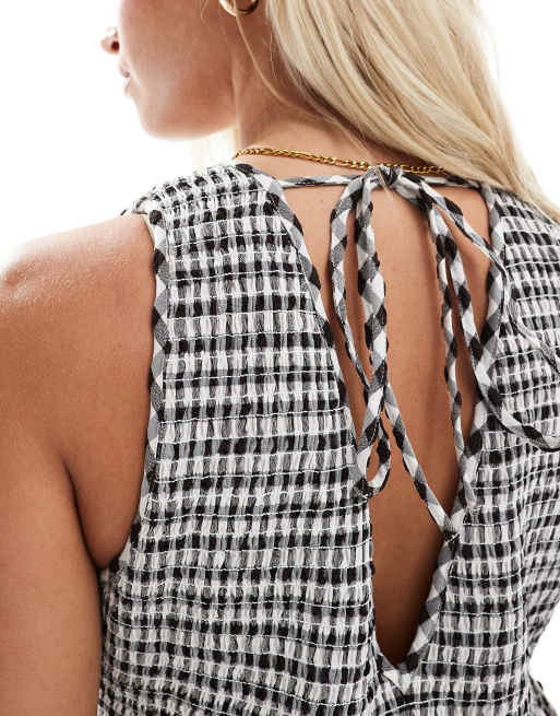 ASOS DESIGN Maternity v-neck crinkle midi sundress with tiered skirt in mono gingham, 4 of 4