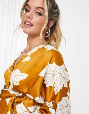 ASOS DESIGN Maternity - Vestito corto in raso giallo senape a fiori con maniche ad ali di pipistrello, bottoni e allacciatura sul davanti-Multicolore  donna Multicolore - immagine3