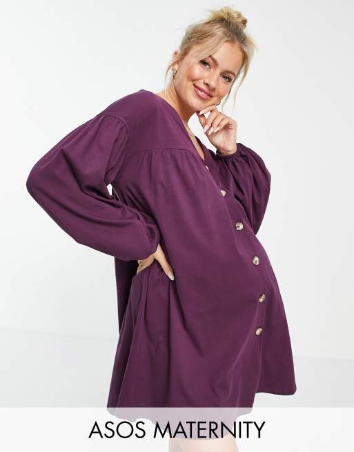 ASOS DESIGN Maternity - Vestito grembiule corto a maniche lunghe con bottoni color melanzana