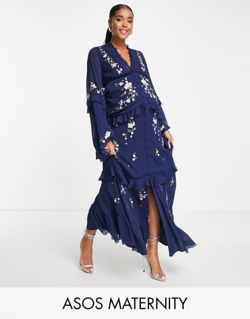 ASOS DESIGN Maternity - Vestito lungo a balze con fiori ricamati e bordi grezzi blu navy
