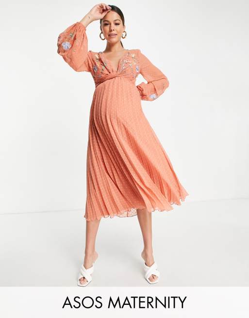 ASOS DESIGN Maternity - Vestito midi a pieghe con incrocio frontale in tessuto plumetis color ruggine con ricami