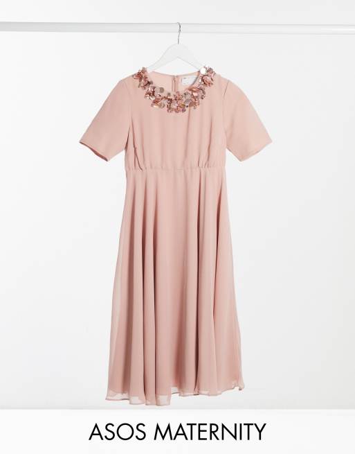 ASOS DESIGN Maternity - Vestito midi color oro rosa con top corto e scollo decorato