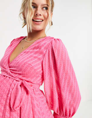 ASOS DESIGN Maternity - Vestito midi per l'allattamento a pieghe avvolgente allacciato in vita con motivo plumetis a spina di pesce, colore rosa  donna Rosa - immagine1