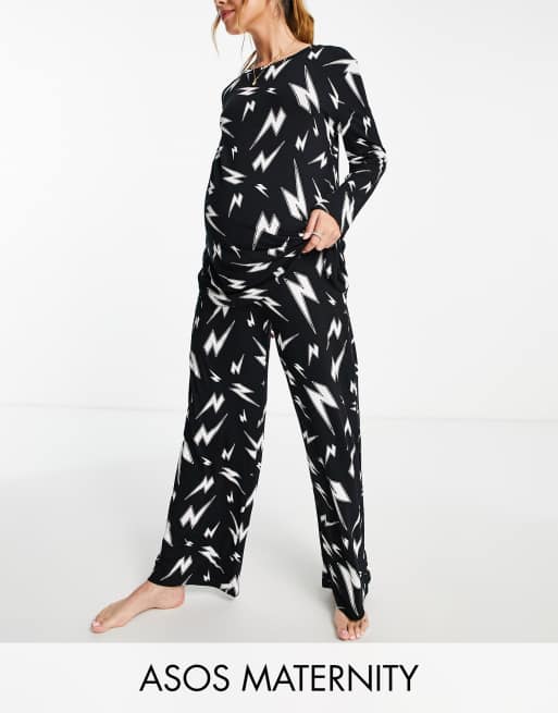ASOS DESIGN Maternity - Viscose pyjamaset van top met lange mouwen en broek met bliksemprint in zwart