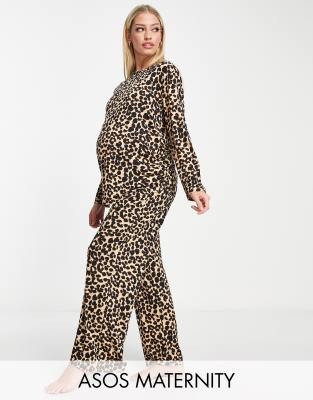 ASOS DESIGN Maternity - Viskose-Schlafanzug aus langärmligem Oberteil und weit geschnittener Hose in Braun mit Leoparden...