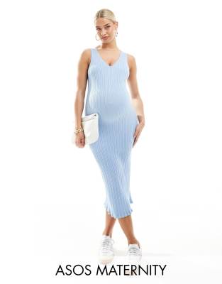 ASOS DESIGN Maternity - Wadenlanges Kleid in Blau mit V-Ausschnitt und Trägern-Bunt