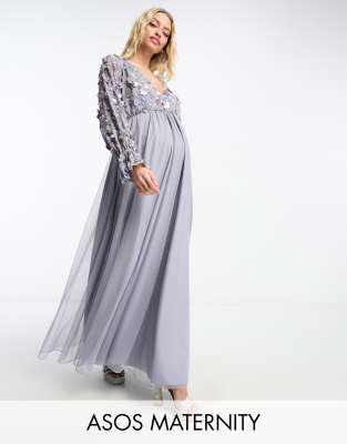 ASOS DESIGN Maternity - Wadenlanges, verziertes Kleid in Flieder mit Tüllrock, gewickelter Vorderseite und Blumendetail-...