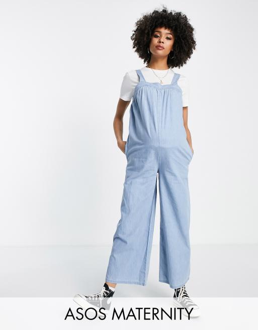 ASOS DESIGN Maternity – Weicher, gesmokter Jeans-Jumpsuit in heller Waschung