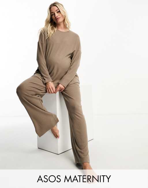 ASOS DESIGN Maternity – Weiches, geripptes Lounge-Set aus Sweatshirt und Hose in Braun