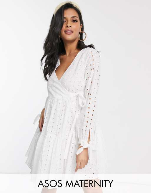 ASOS DESIGN Maternity – Weißes Trapez-Minikleid in Wickeloptik mit Stufendesign