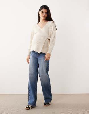 ASOS DESIGN Maternity - Wickelstrickjacke in Hellbeige-Neutral