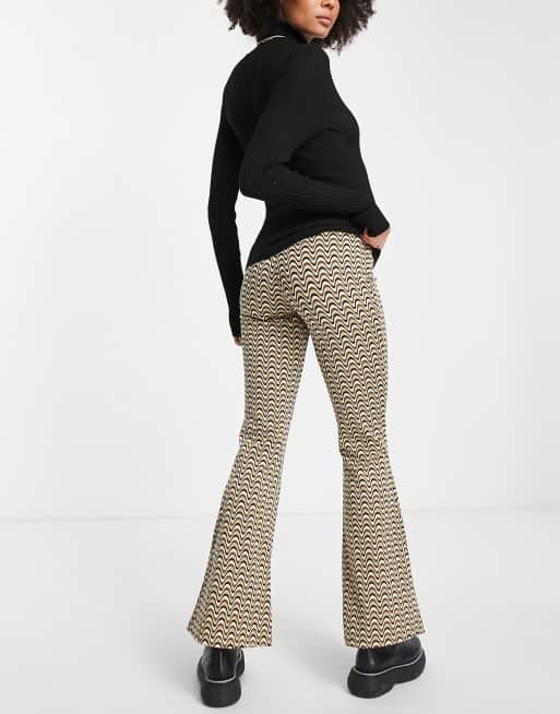 ASOS DESIGN Maternity – Żakardowe spodnie dzwony pod brzuch w falowane paski, 4 z 4