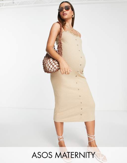 ASOS DESIGN Maternity – Zapinana na guziki prążkowana sukienka midi w kolorze piaskowym z pofalowanym brzegiem