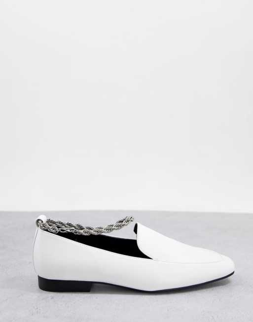 ASOS DESIGN – Matter – Loafer in Weiß mit Kettendetail am Knöchel