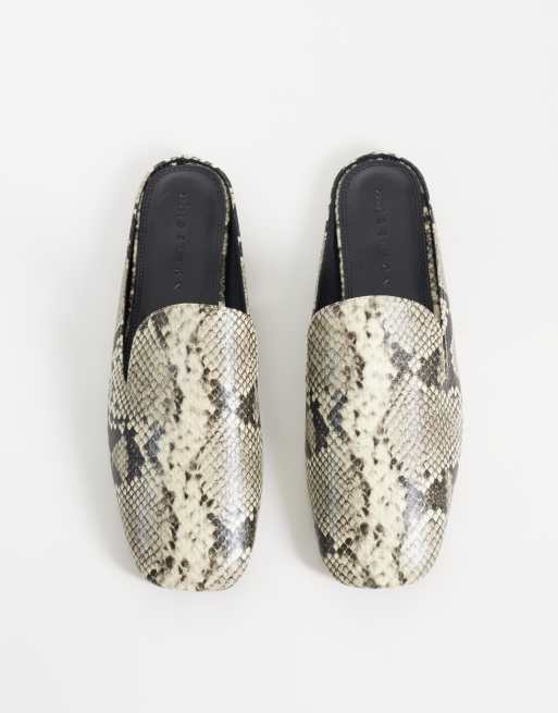 ASOS DESIGN Maura mule w stylu kapci w wężowy wzór, 4 z 4