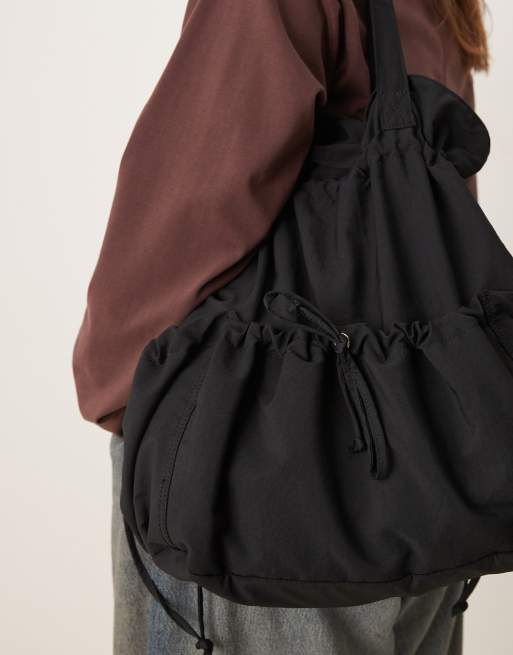 ASOS DESIGN - Maxi borsa in nylon nera con tasca arricciata, 3 di 4