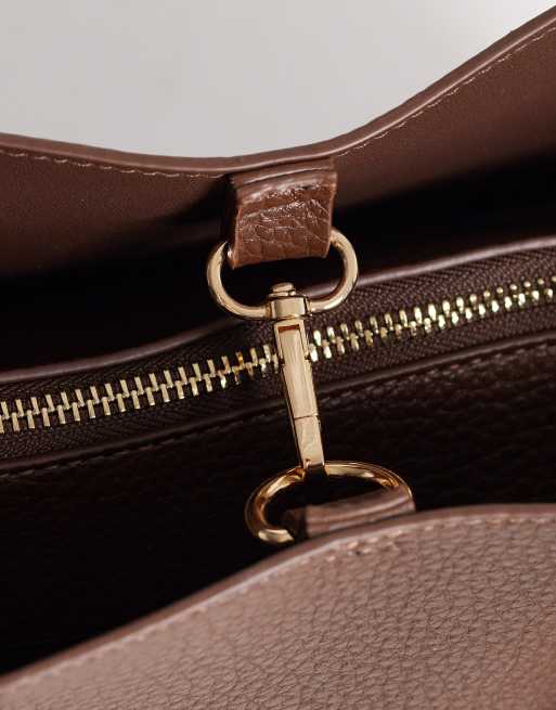 ASOS DESIGN - Maxi borsa testurizzata color cioccolato a più scomparti con ciondolo da borsa rimovibile , 3 di 4